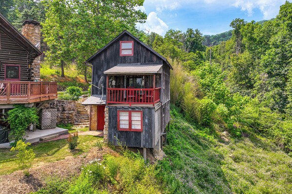 Luray Vacation Rental | Studio | 1BA | 488 Sq Ft | Steps to Enter