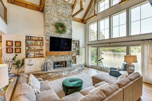 Living Room | 1st Floor | Smart TV | Fireplace | Telescope