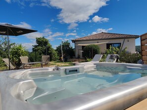 Outdoor spa tub