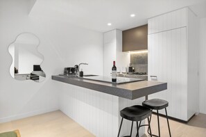 The kitchen has all the high quality appliances and kitchen wear that you need for you stay
