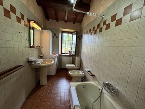 Grifo, Arreglo De Tubería, Espejo, Lavabo, Baño, Bañera, Diseño De Interiores, Suelo, Ventana, Madera