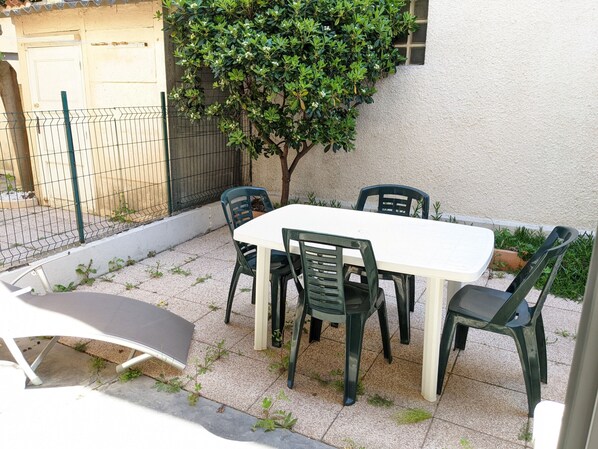 屋外ダイニングエリア