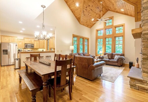 Open Floor Plan--- Kitchen/Dining/Living Rooms