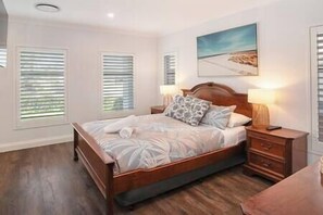 Bedroom 1 Queen