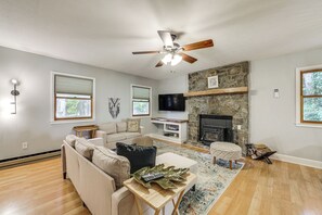 Living Area | Smart TV | Fireplace