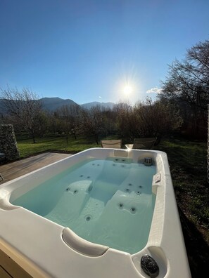 Outdoor spa tub