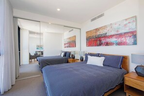 Sink into the comfortable queen-sized bed as you drift off to sleep listening to the sound of waves in the bedroom.