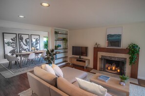 Dining room & living room. Smart TV, wireless internet & remote candle fireplace