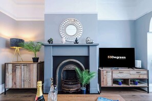 The spacious living space benefits from a sofa bed, a 40-inch smart TV and plenty of space to sit down and relax.