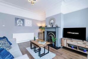 The spacious living space benefits from a sofa bed, a 40-inch smart TV and plenty of space to sit down and relax.