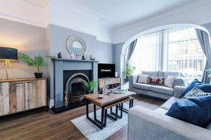 The spacious living space benefits from a sofa bed, a 40-inch smart TV and plenty of space to sit down and relax.