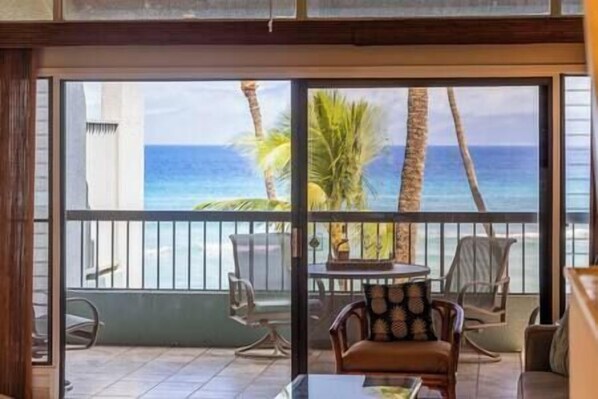 The ocean is calling from inside Hale Mahina B403