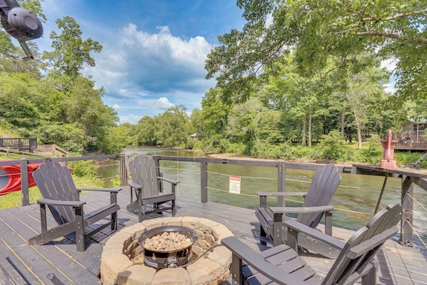 Murphy Vacation Rental | 3BR | 2BA | 1 Step to Enter | 1,472 Sq Ft