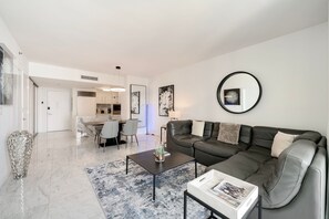 Check out this amazing, stylish, and super-comfortable oversized couch!