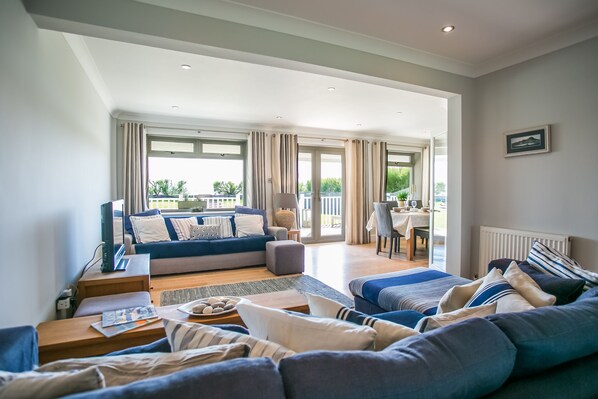 Living Room / Lounge