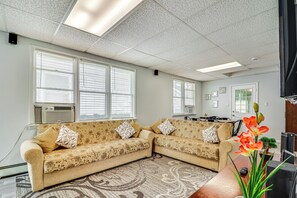 Living Room | 2 Full Sleeper Sofas | Smart TV | Free WiFi | Single-Story Home