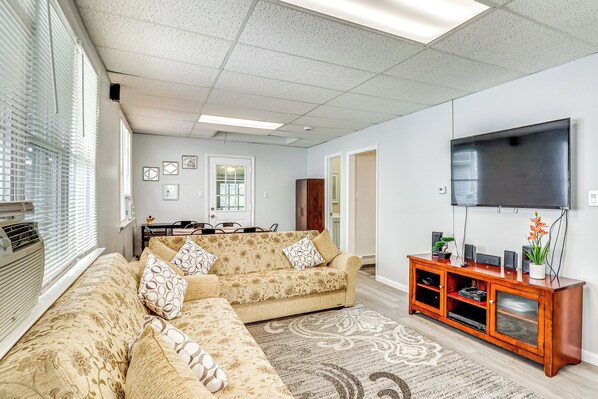 Keansburg Vacation Rental | 2BR | 1BA | 680 Sq Ft | 2 Steps Required