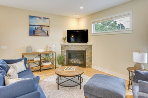 Living Room | 1st Floor | Queen Sleeper Sofa | Gas Fireplace | Smart TV