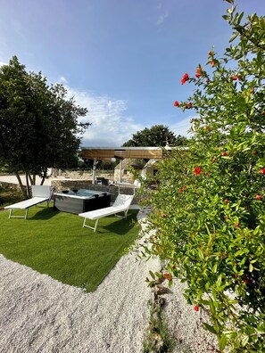 Outdoor spa tub