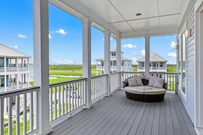 Unwind in style with panoramic views and inviting lounge seating!