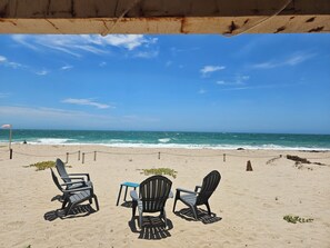 Waves right up to your beach front yard.
Relaxing ocean sounds