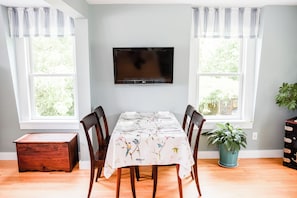 Seats for 6 people using the wooden chest and storage bench in the closet