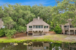 Welcome to 49 Night Heron, your ultimate retreat nestled within the serene Sea Pines Resort, right on the edge of a picturesque lagoon.