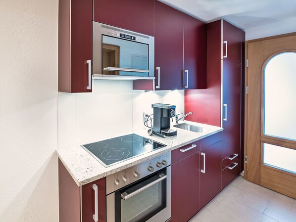 Cabinetry, Comptoir, Meubles, Appareil De Cuisine, Cuisinière, Électroménager, Bâtiment, Evier, Cooktop, Robinet