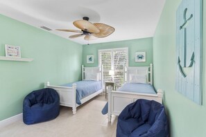 Twin bedroom (2 twin beds) 
