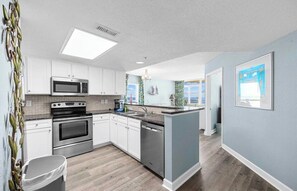 Remodeled Full Size Kitchen Fully Stocked