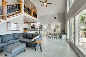 Living Room | 1st Floor | Central Heating & A/C | Free WiFi | Smart TV