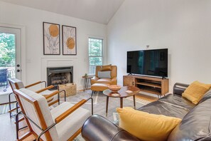 Living Room | 1st Floor | Central Heating & A/C | Free WiFi | Smart TV