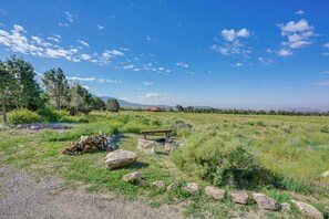 Fire Pit Area | Mountain Views