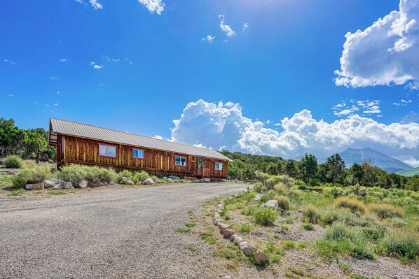 Moab Vacation Rental | 2BR | 2BA | 938 Sq Ft | 6 Steps Required