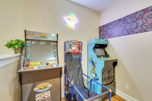 Loft | Arcade Machines | Pool Table | Central Air Conditioning/Heat