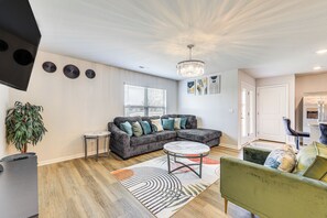 Living Room | Free WiFi | Central A/C & Heat | Smart TV