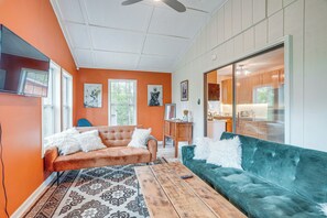 Living Room | Free WiFi | Smart TV | Window A/C Unit & Electric Heating