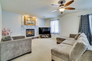 Living Room | Free WiFi | Smart TV | Fireplace | 1st Floor