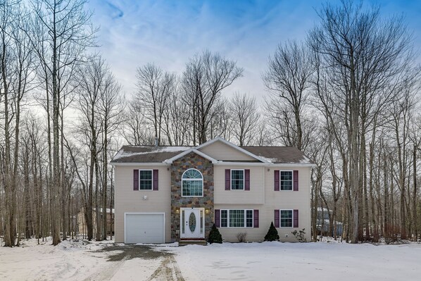 Tobyhanna Vacation Rental | 3BR | 2.5BA | 2,279 Sq Ft | Stairs Required