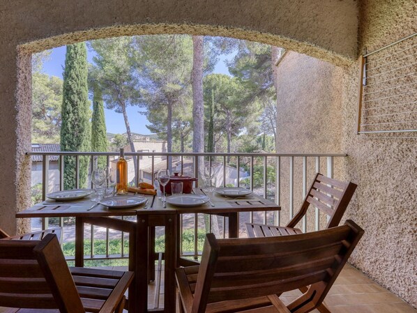 Table, Furniture, Plant, Property, Building, Chair, Wood, Interior Design, Tree, Floor