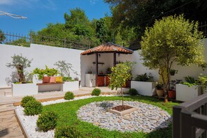 Lovely garden with summer kitchen 