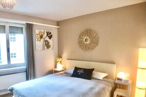 Bright & breezy apartment decorated with you the traveller in mind