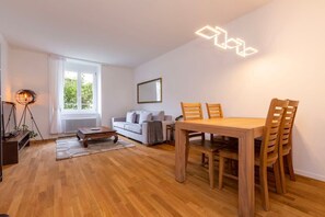 Spacious Living Room with view to a private garden. 