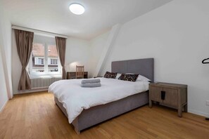 Master bedroom with queen size bed 160x200cm