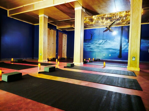 Welcome! Find a Wellness Shala at the Art Lodge. Ideal for movement,  body weight workouts, yoga, meditation, and collaboration.  16 -18 mats fit here.