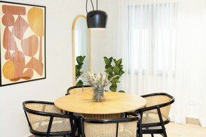 Dining area for 4 people, full size mirror