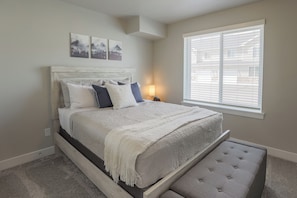 Main floor bedroom - Queen bed, sleeps 2