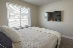 Main floor bedroom - Queen bed, sleeps 2