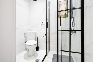 Step into this bright and stylish bathroom, designed for your comfort and convenience. Enjoy the modern amenities and clean design. Reserve your stay now and enjoy a refreshing experience!"