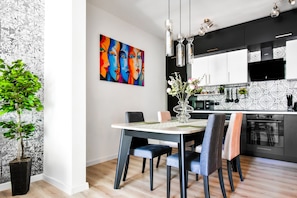 Enjoy your meals in style surrounded by modern art and elegant design. The vibrant painting adds a splash of color, making every meal feel special. Book now and experience the perfect blend of comfort and creativity!